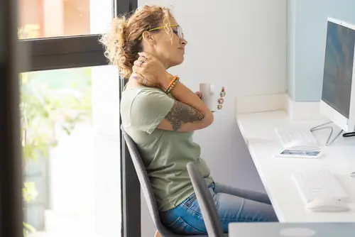 Home office bez bolesti zad: jak si ergonomicky zařídit pracovní kout