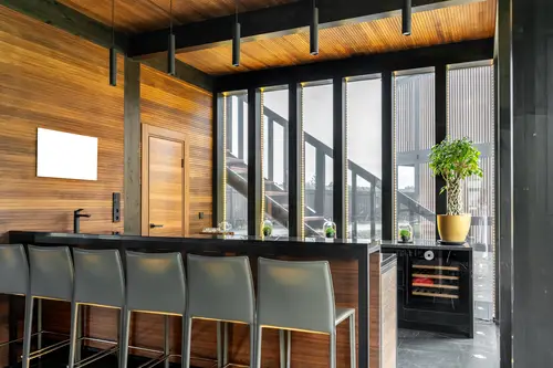 Jak kombinovat kov, dřevo a sklo v interiéru, aby to nepůsobilo chaoticky