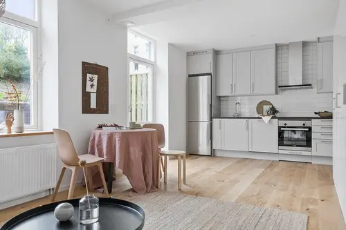 Otevřený obývací pokoj s kuchyní: jak oddělit zóny bez příček