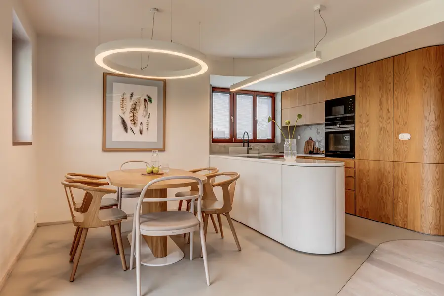 Moderní kuchyně s jídelnou v přírodním stylu