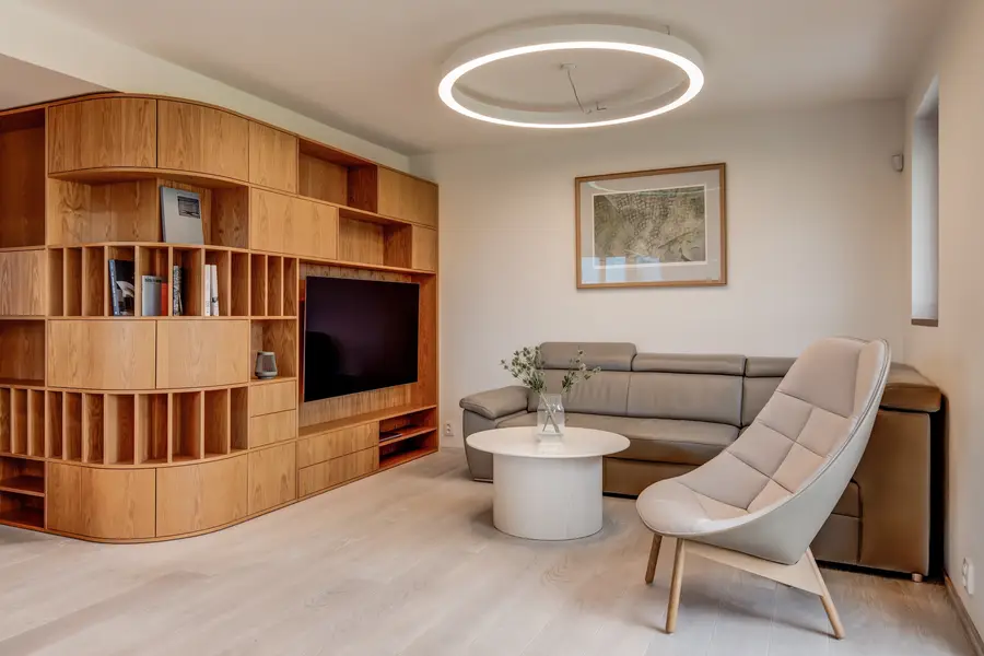 Moderní obývací pokoj s dřevěnou knihovnou