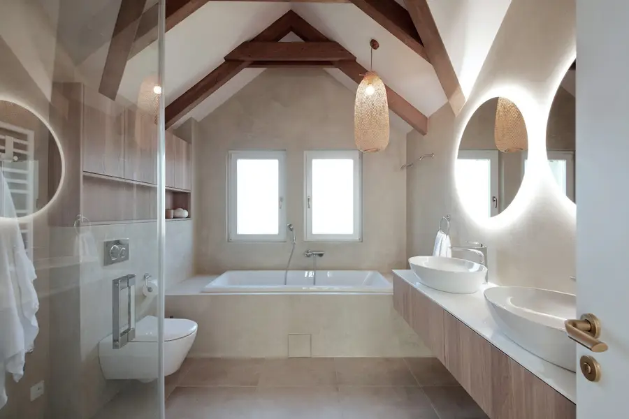 Kuchyně s jídelnou – dřevo, oblouky a nadčasový minimalismus