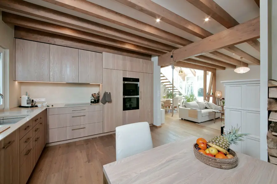Světlá kuchyně s masivními trámy a vestavnou lavicí – fotogalerie