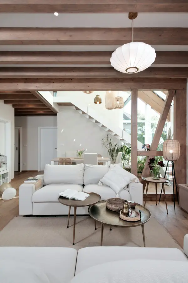 Obývací pokoj s přiznanými trámy a otevřeným prostorem