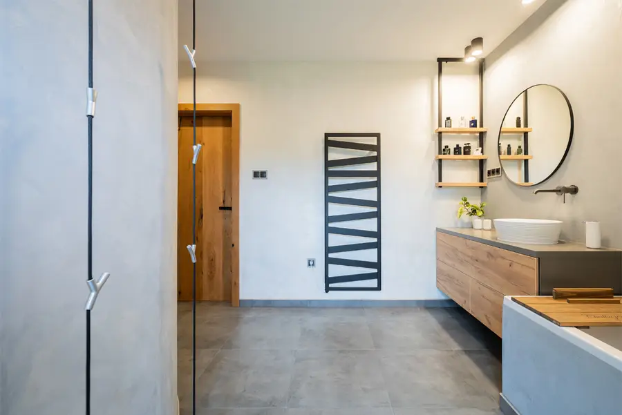 Moderní koupelna s mikrocementem a walk-in sprchou
