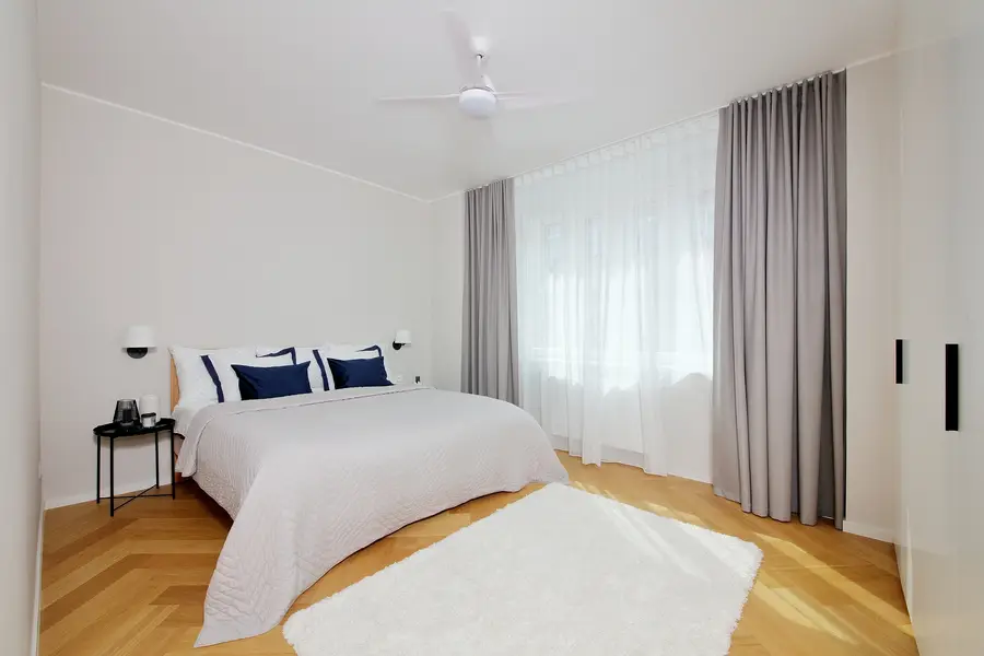 Minimalistická ložnice s důrazem na klid a funkčnost