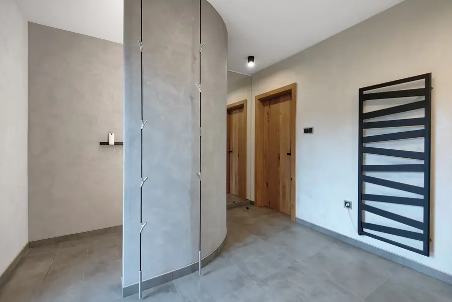 Moderní koupelna s mikrocementem a walk-in sprchou