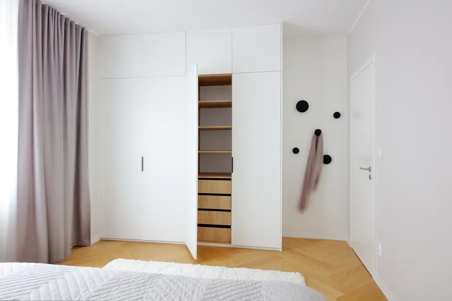 Minimalistická ložnice s důrazem na klid a funkčnost