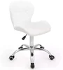 Bílá otočná židle LIVIO s chromovanou základnou a kolečky