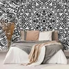 Černobílá tapeta s květinovými ornamenty