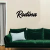 Dřevěný nápis Rodina na zeď