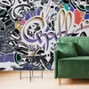 Fialová graffiti tapeta s moderním designem