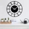 Kovové nástěnné hodiny 48 × 48 cm – dekorativní doplněk