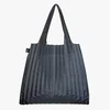 LOQI Pleated Charcoal – skládací taška přes rameno