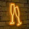 Neonový nápis Champagne Glasses – žlutá LED dekorace na zeď 35 × 26 cm