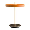 Oranžová stmívatelná LED stolní lampa s kovovým stínidlem
