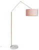 Zlatá stojací lampa s růžovým sametovým stínidlem