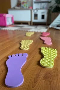 Barevné pěnové stopy na nohy – zelená