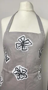 Bavlněná zástěra Flower šedá TiaHome