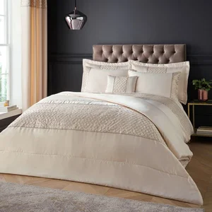 Béžový mikrosaténový přehoz 240×260 cm Deco Sequin od Catherine Lansfield