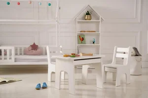 Bílá dětská sada stolu a židliček s úložnými prostory
