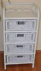 Bílá ratanová komoda se čtyřmi zásuvkami