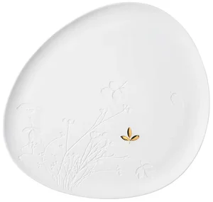 Bílý porcelánový talíř s zlatým motivem