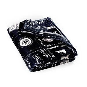 Černá mikroplyšová deka s motivem Enchanted Witchcraft, 130×170 cm