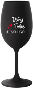 Černá sklenice na víno 350 ml s nápisem DÍKY TOBĚ JE SVĚT HEZČÍ