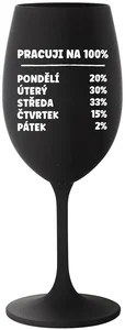 Černá sklenice na víno s motivem PRACUJI NA 100%