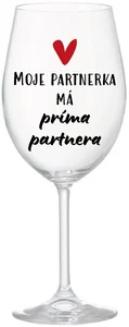 Čirá sklenice na víno s motivem MOJE PARTNERKA MÁ PRÍMA PARTNERA