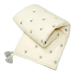 Dětská prošívaná deka Balloon, 90×120 cm, světle žlutá/modrá, Bio bavlna