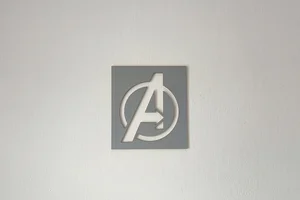 Dřevěná dekorace Avengers čtverec 15x17cm černá