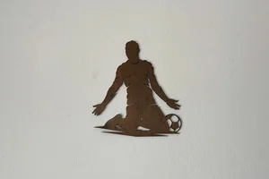 Dřevěná dekorace Fotbalista šedo-bílá 50x55 cm