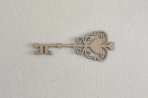 Dřevěná dekorace Klíč se srdcem, ořechová barva