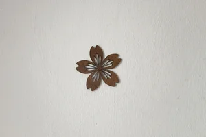 Dřevěná dekorace Květ na zeď 10x10cm Bříza
