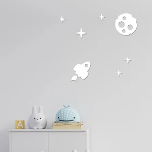 Dřevěná dekorace Luna s raketou na zeď