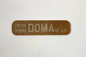 Dřevěná dekorace na zeď Doma nejlíp Ořech 25x6 cm