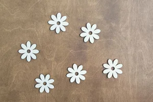 Dřevěná dekorace na zeď Květiny - Ořechový odstín