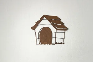 Dřevěná dekorace na zeď Psí bouda ořechová