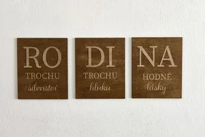 Dřevěná dekorace na zeď Rodina ořechová 90x34 cm