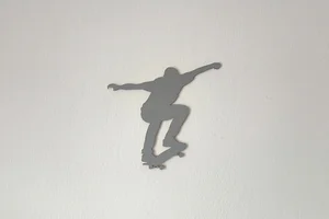 Dřevěná dekorace Skateboardista 20x20 cm Ořech