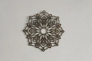 Dřevěná mandala na zeď 30x30 cm Ořechová