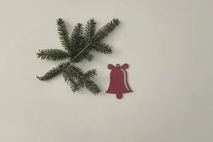 Dřevěná vánoční ozdoba Zvoneček 7x7 cm, bílá