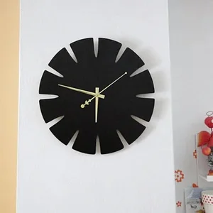 Dřevěné vintage nástěnné hodiny