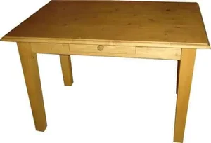 Dřevěný jídelní stůl