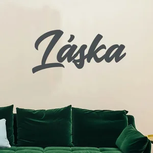 Dřevěný nápis LÁSKA na zeď