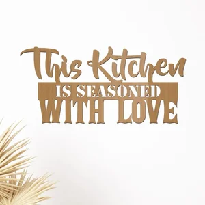 Dřevěný nápis This Kitchen je v různých barvách a velikostech
