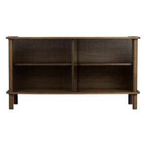 Dubová vitrína Italic s posuvnými dveřmi, 135 × 73,5 × 48 cm – UMAGE