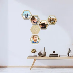 Hexagonální dřevěné fotorámečky na zeď
